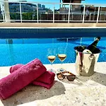 Moderno, compacto e com piscina